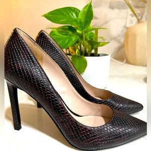 Nine West size 8 plum snake skin look heels.